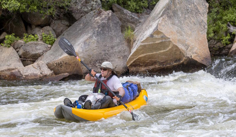 kayak inflable en aguas bravas