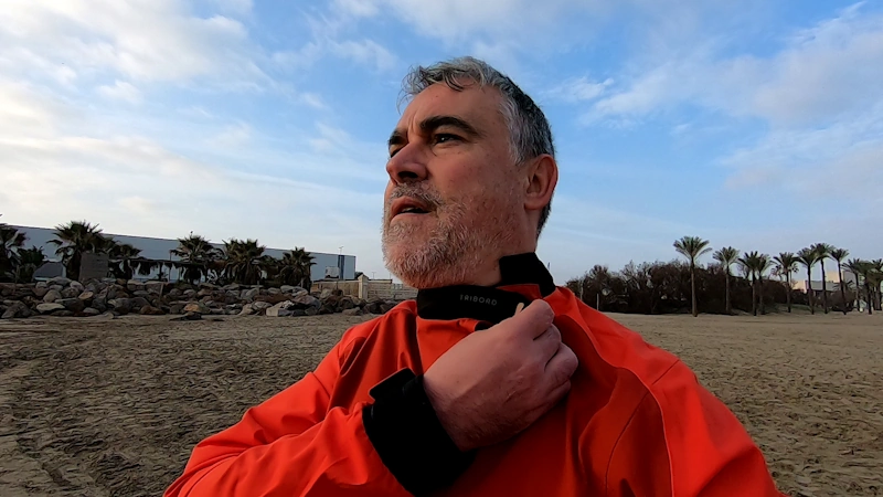 cerrando el cuello de la chaqueta