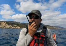 VHF HOMOLOGADA DGMM PARA KAYAK: POR QUÉ ES IMPRESCINDIBLE Y CÓMO ELEGIRLA VHF HOMOLOGADA DGMM PARA KAYAK: POR QUÉ ES IMPRESCINDIBLE Y CÓMO ELEGIRLA